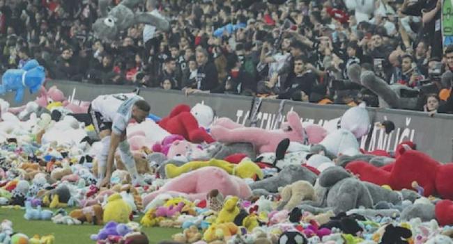 පාපන්දු පිටියක් සෙල්ලම් බඩුවලින් පිරෙයි